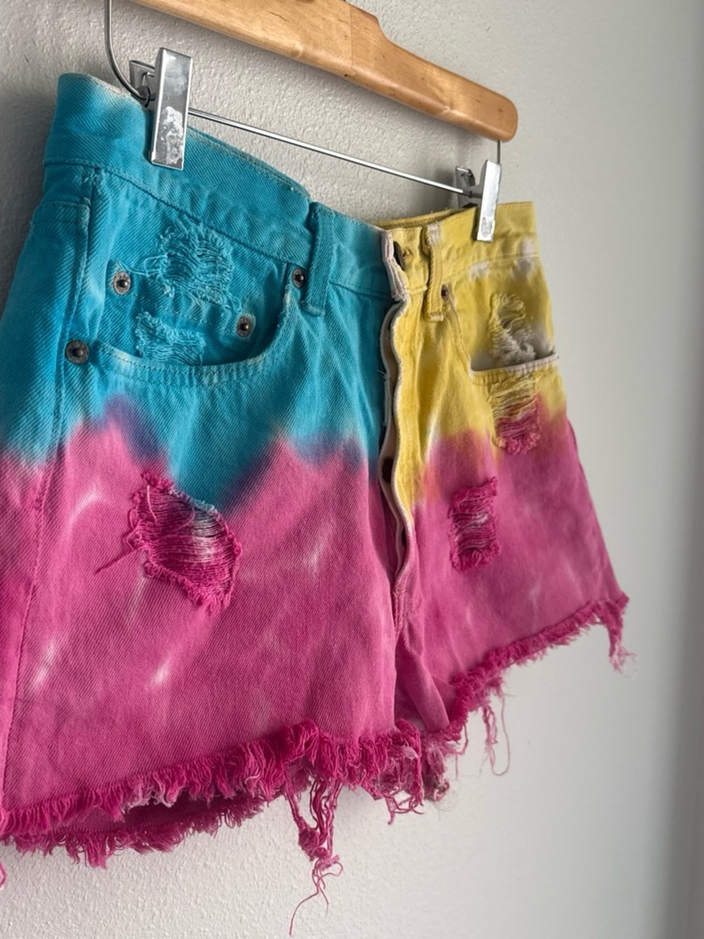 Levi’s VINTAGE 90s bat wing label Tie-Dye shorts - Picture 2 of 6